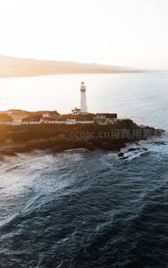 晨曦中的海岛灯塔，金色阳光洒满海面