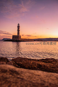 暮色港湾灯塔倒映金波里