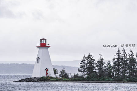红顶白塔立于岛屿绿林间