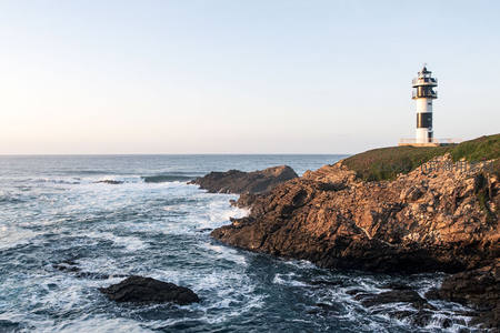 礁石海岸灯塔，黑白条纹屹立惊涛骇浪
