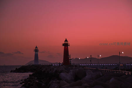 双塔剪影映衬粉红夕阳天