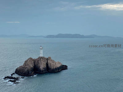 礁石孤岛白塔远眺群山