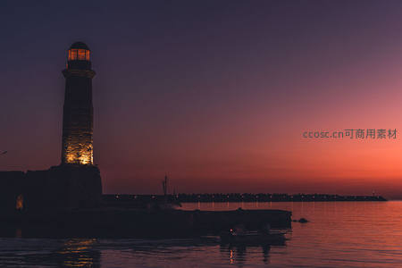 暮色中古老的石塔灯火通明