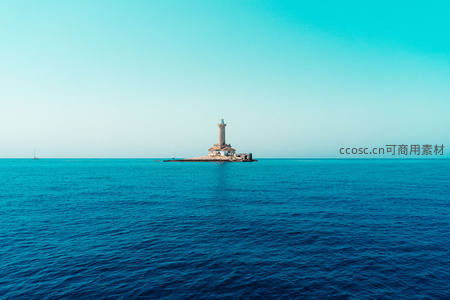 碧海蓝天中孤独的海上灯塔