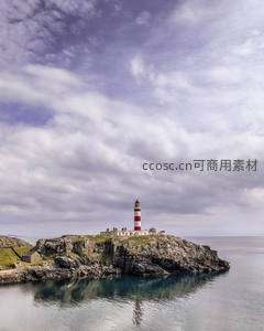 孤岛灯塔矗立于云海之上，守护着蔚蓝海域