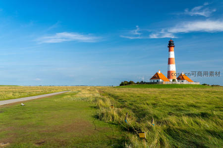 绿野仙踪中的橙白灯塔，晴空万里如画
