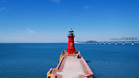 红色灯塔延伸入海，远眺跨海大桥如长龙
