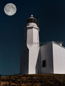 月夜白塔，静谧如诗