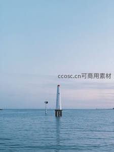 海面孤灯塔静立，天水一色映苍穹