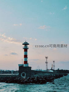 港口红白条纹灯塔黄昏美景