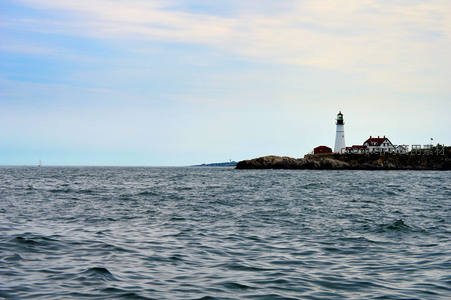 远眺海岬灯塔与白色房屋群