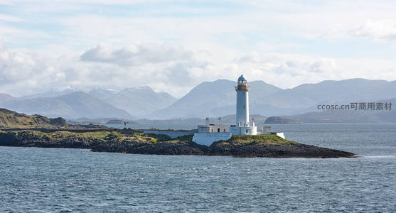 孤岛灯塔远眺连绵山脉与碧海