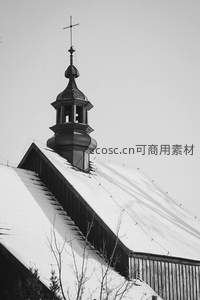 雪覆教堂尖顶黑白影像尽显肃穆