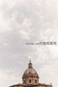 穹顶之上，云海缭绕的古典教堂