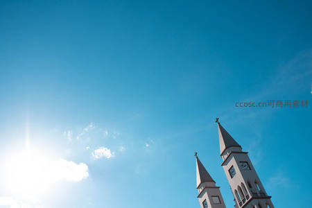 双塔教堂直指蓝天，阳光洒满圣洁