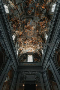 穹顶壁画展现天堂景象