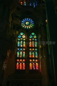 彩色玻璃窗投射斑斓光影