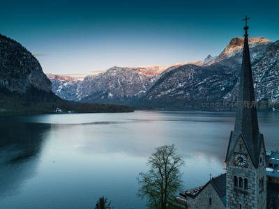 雪山湖畔尖塔教堂，倒影如画宁静致远