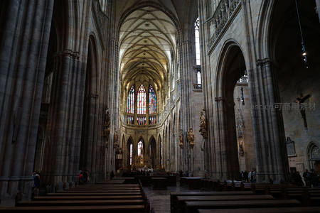 教堂内部纵深构图，彩窗光影交错神圣