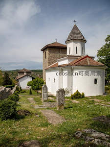 白墙红瓦乡村教堂，绿茵环绕古朴宁静