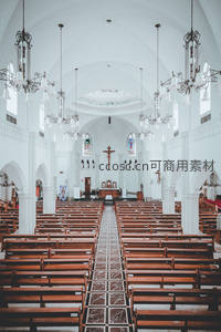 白色教堂内部庄严神圣的长廊