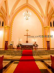 金色拱顶教堂内铺满红毯的圣坛