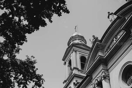 黑白仰拍视角下的古典教堂尖塔