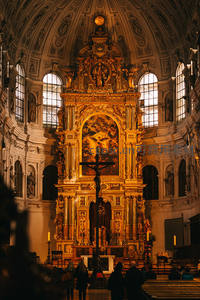 金碧辉煌祭坛前虔诚人群