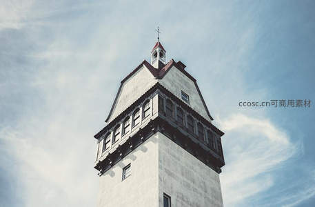 高耸钟楼仰拍，蓝天白云映衬古典建筑