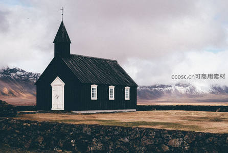 黑教堂静立雪峰前，孤寂而庄严