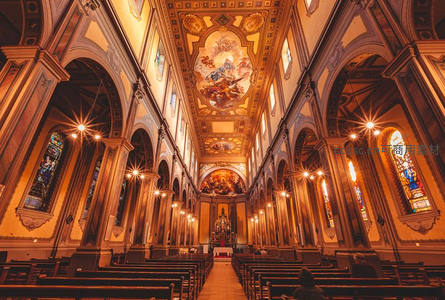 华丽教堂内部金碧辉煌