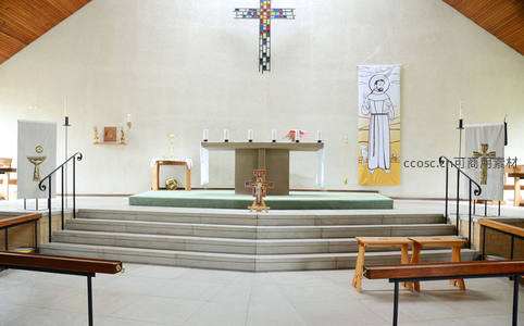 现代教堂内部祭坛与彩色玻璃十字架