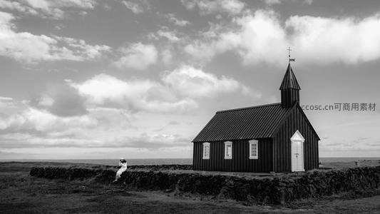 黑白滤镜下孤寂黑教堂与远山