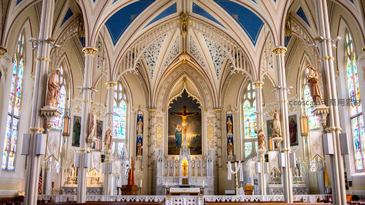 哥特式教堂内华丽拱顶与彩窗