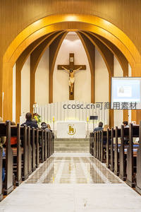 现代教堂礼拜，十字架下信众虔诚聆听