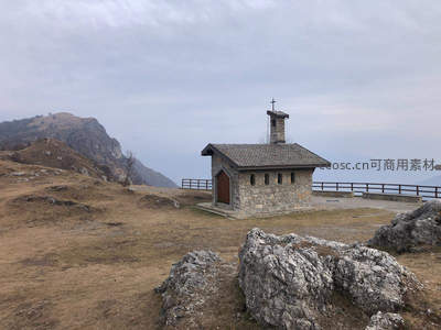 山顶孤寂石砌小教堂俯瞰苍茫山野