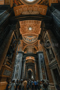 圣彼得大教堂内游客如织的华丽穹顶
