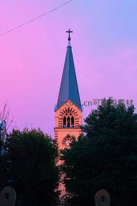 暮色钟楼，粉紫天空下的神圣剪影