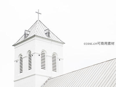 白色教堂尖顶与十字架在晴空下
