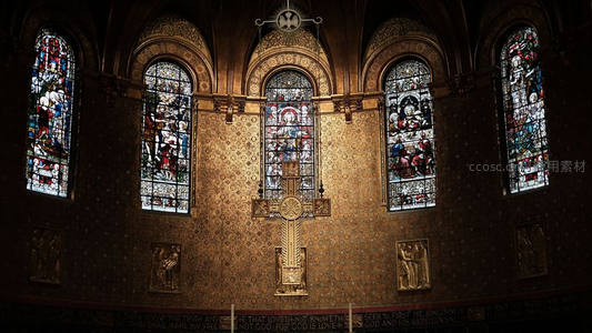 彩色玻璃窗映照教堂金壁辉煌