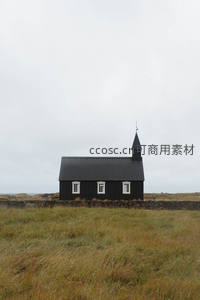 黑教堂孤寂矗立草原之上