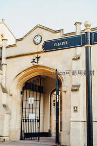 街角路牌指向古老礼拜堂