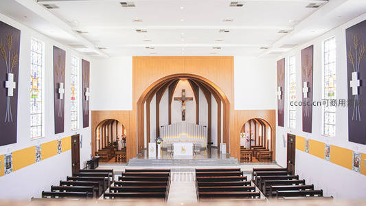 现代教堂内部全景，简洁设计与神圣氛围