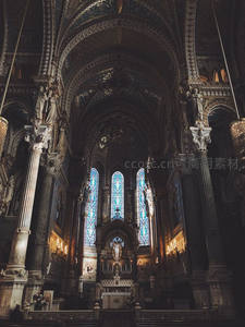 哥特式教堂内部，彩窗光影交织神圣