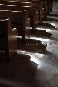 教堂长椅缝隙光束，静谧神圣时刻