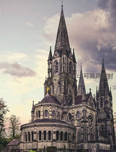 哥特尖塔教堂暮色中巍峨耸立