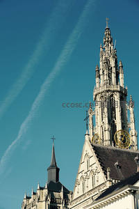 哥特式尖塔刺破碧空，云迹如丝带飘逸