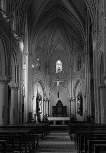 黑白光影中的神圣殿堂，拱顶高耸肃穆庄严