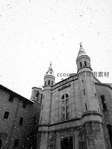 雪花纷飞中古教堂静立，黑白世界更显庄重