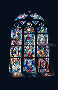 斑斓彩窗光芒万丈，几何图案映射神圣之光
